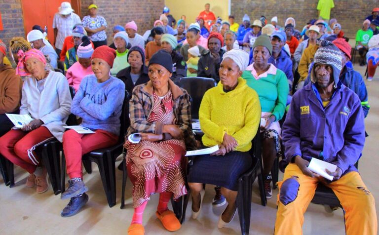 SASSA beneficiaries in Eastern Cape queuing for September 2025 social grant payments, SASSA confirms grant payment dates for September 2025